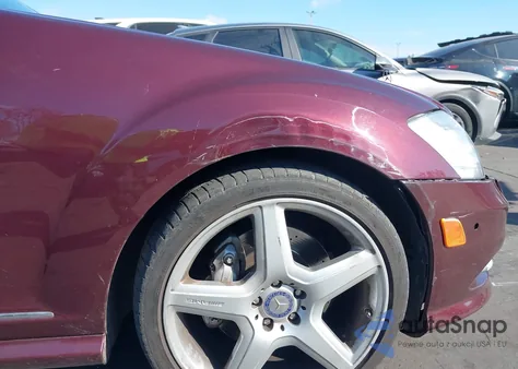 2011 Mercedes-Benz S 550 z USA, uszkodzony, nr VIN WDDNG7BB4BA390743